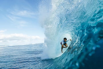 El surfista japonés, Connor O'leary, bordea la ola durante la sesión de entrenamiento en Teahupo'o, en la isla de Tahití, Polinesia Francesa.