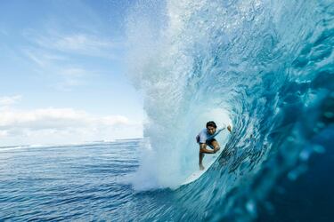 El surfista japonés, Connor O'leary, bordea la ola durante la sesión de entrenamiento en Teahupo'o, en la isla de Tahití, Polinesia Francesa.