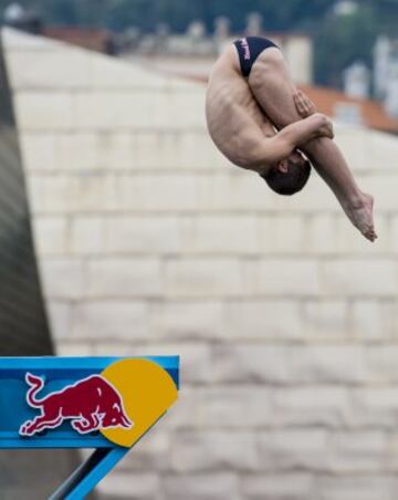 Un clavadista salta durante los entrenamientos de las series mundiales de la Red Bull Cliff Diving, la competición de saltos acrobáticos más importante del mundo, que se disputará el próximo sábado desde una plataforma de 27 metros de altura en el Puente de La Salve de Bilbao. 