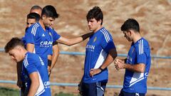 Iván Azón, entre Jaume y Puche, minutos antes del inicio de un entrenamiento.