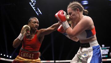 Claressa Shields golpea a Ema Kozin durante su combate en Cardiff.