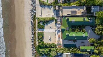 La propiedad roza los 5.000 metros cuadrados a primera línea de mar, que incluyen 5 dormitorios y 14 baños, entre otras características. Así se ven la casa y los patios desde el aire. Aquí vivía Pierce Brosnan…