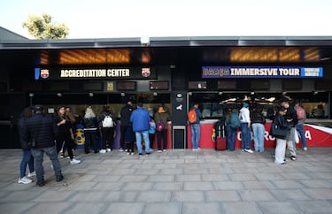 Fotos de los fans en el exterior antes de la reapertura del Spotify Camp Nou.