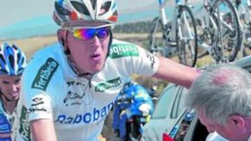 <b>ATENDIDO. </b>Gesink tuvo que pedir asistencia médica en carrera.