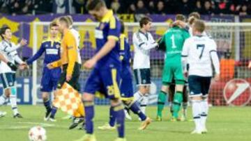 Los jugadores del Schalke celebran el triunfo y la clasificaci&oacute;n ante el Maribor.