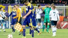 El Schalke sufre, pero pasa a octavos con un gol de Meyer