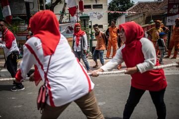 Las mujeres indonesias también juegan en la calle al tira y afloja. 
Jakarta se prepara para acoger los Juegos Asiáticos de este año y también celebran el día de la independencia del país.