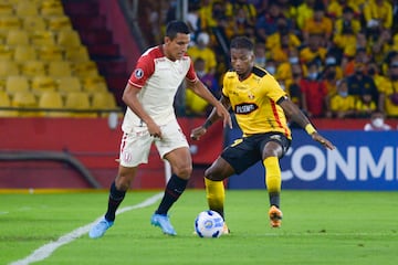 Alex Valera disputando un partido de Conmebol Libertadores.