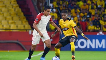AMDEP7011. GUAYAQUIL (ECUADOR), 23/02/2022.- Dario Aimar (d) de Barcelona disputa un balón con Alex Valera de Universitario hoy, en un partido de la Copa Libertadores entre Barcelona SC y Universitario de Deportes en el estadio Monumental en Guayaquil (Ecuador). EFE/Marcos Pin