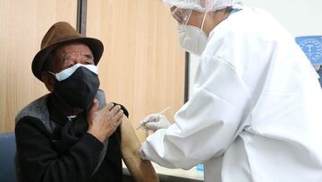 Vacunación a mayores de 70 años: quiénes podrán aplicarse la tercera dosis y dónde pedir cita