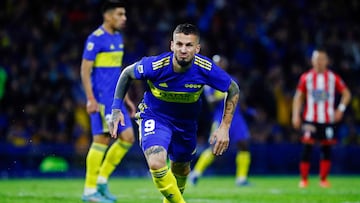 Boca Juniors' Dario Benedetto celebrates after scoring a goal against Barracas Central during their Argentine Professional Football League football match at La Bombonera stadium in Buenos Aires, on April 30, 2022. (Photo by Marcos BRINDICCI / AFP)