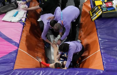 La atleta francesa, Margot Chevrier, recibe asistencia médica tras fracturarse el tobillo durante las finales de salto con pértiga en los mundiales de atletismo en pista cubierta que se celebran en Glasgow, Escocia.