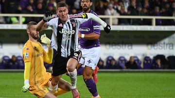 Juventus� Serbian forward #09 Dusan Vlahovic (C) fights for the ball with Fiorentina�s Spanish goalkeeper #43 David de Gea (L) during the Italian Serie A football match between ACF Fiorentina and Juventus FC at Artemio Franchi stadium in Florence, on November 22, 2025. (Photo by Alberto PIZZOLI / AFP)