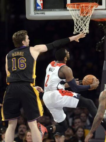 John Wall entra a canasta ante Pau Gasol.