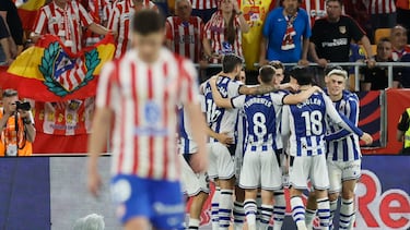 SEVILLA, 17/04/2026.- Los jugadores de la Real Sociedad celebran el segundo gol del equipo donostiarra durante la final de la Copa del Rey que enfrenta a Atlético de Madrid y Real Sociedad este sábado en el estadio de La Cartuja, en Sevilla. EFE/José Manuel Vidal.
