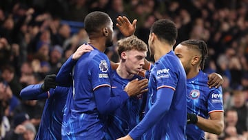 London (United Kingdom), 03/02/2025.- Cole Palmer of Chelsea (C) reacts with team-mates after he scores the 2-1 goal during the English Premier League soccer match between Chelsea FC and West Ham United, in London, Britain, 03 February 2025. (Reino Unido, Londres) EFE/EPA/NEIL HALL EDITORIAL USE ONLY. No use with unauthorized audio, video, data, fixture lists, club/league logos, 'live' services or NFTs. Online in-match use limited to 120 images, no video emulation. No use in betting, games or single club/league/player publications.