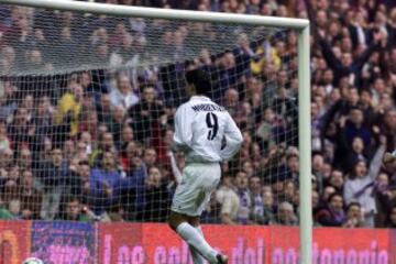 El gran protagonista del partido Fernando Morientes en uno de los cinco goles que le marc¨® a Las Palmas. Hac¨ªa 10 a?os que el Real Madrid no marcaba 7 goles en Liga.