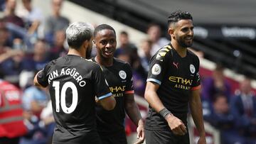 Ag&uuml;ero, Sterling y Mahrez celebran un gol con el Manchester City