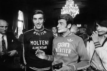 9 años más joven que Poulidor, Eddy Merckx le cogió el relevo a Anquetil como el ciclista referencia del pelotón. En la imagen Poulidor y él reciben la medalla en Hotel Ville of Paris. En 1974 "El Caníbal" consiguió su quinto tour con el francés ocupando de nuevo el segundo escalón del podio.