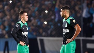 Jugadores de Nacional lamentándose tras la derrota de Nacional ante Racing por Copa Libertadores.