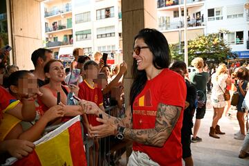 Jennifer Hermoso atiende a fans durante el recorrido del autobús de la Selección.