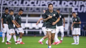 Carlos Salcedo en un entrenamiento del Tri