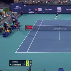 El éxtasis por Alcaraz en Miami es esto: vean qué pasa en la parte baja del plano antes de acabar el punto