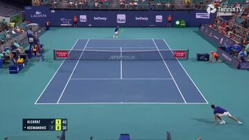 El éxtasis por Alcaraz en Miami es esto: vean qué pasa en la parte baja del plano antes de acabar el punto