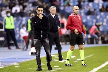 Xavi y en el fondo Ancelotti, durante un Clásico reciente.
