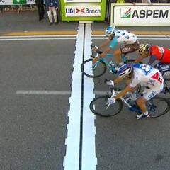 Geniez se cuela en el duelo Pinot-Nibali y les bate al sprint