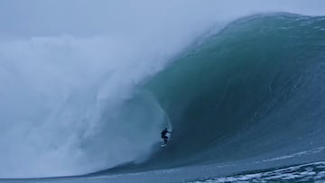 Conor Maguire surfeando en Mullaghmore, Irlanda, el 18 de diciembre del 2025.