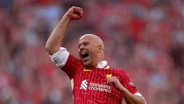 LIVERPOOL (United Kingdom), 27/04/2025.- Liverpool manager Arne Slot celebrates in front of fans after the English Premier League soccer match between Liverpool FC and Tottenham Hotspur, in Liverpool, Britain, 27 April 2025. Liverpool won 5-1 to win their 20th English league title. (Reino Unido) EFE/EPA/ADAM VAUGHAN EDITORIAL USE ONLY. No use with unauthorized audio, video, data, fixture lists, club/league logos, 'live' services or NFTs. Online in-match use limited to 120 images, no video emulation. No use in betting, games or single club/league/player publications.