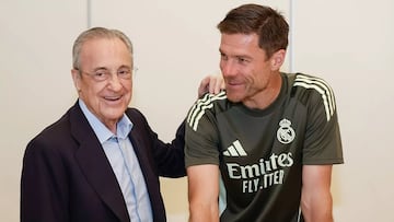 Florentino Pérez y Xabi Alonso, durante la concentración del Real Madrid en Palm Beach (Florida, Estados Unidos).