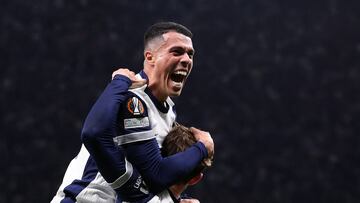 Soccer Football - Europa League - Quarter Final - First Leg - Tottenham Hotspur v Eintracht Frankfurt - Tottenham Hotspur Stadium, London, Britain - April 10, 2025 Tottenham Hotspur's Pedro Porro celebrates scoring their first goal with James Maddison REUTERS/David Klein
