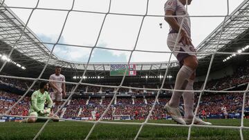 PAMPLONA, 13/04/2025.- Los jugadores del Girona reaccionan tras el gol del delantero croata del Osasuna Ante Budimir durante el partido de este domingo, en el estadio de El Sadar, correspondiente a la jornada 31 de Laliga. EFE/ Jesús Diges