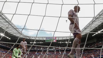 Los jugadores del Girona reaccionan tras el gol del delantero croata del Osasuna Ante Budimir durante el partido del pasado domingo.