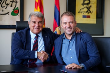 GRAFCAT4936. BARCELONA, 29/05/2024.- El alemán Hans-Dieter Flick (d) junto al presidente del FC Barcelona, Joan Laporta, tras firmar su contrato como nuevo entrenador del Barcelona para las dos próximas temporadas, hasta junio de 2026. EFE/German Parga/FC Barcelona SÓLO USO EDITORIAL/SOLO USO PERMITIDO PARA ILUSTRAR LA NOTICIA QUE APARECE EN EL PIE DE FOTO (CRÉDITO OBLIGATORIO)
