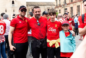 Aficionados del Mallorca paseando por Sevilla.
