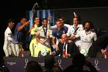 Su segundo t¨ªtulo lleg¨® el 9 de agosto de 2016 tras ganar la Supercopa de Europa al Sevilla. En la foto, los jugadores celebraron as¨ª el segundo t¨ªtulo con Zidane.