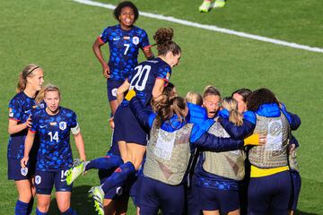 Las jugadoras neerlandesas celebran el tanto de Van der Gragt que les sirvió para llevar el partido a la prórroga.