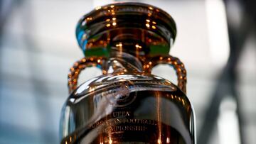 El trofeo de campeón de la Eurocopa.