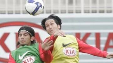<b>ATLÉTICO DE MADRID</b> Éver Banega pelea por un balón con Luis García durante un entrenamiento.