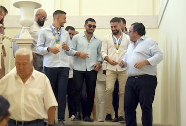 Carvajal, Joselu e Ilia Topuria bajan a la calle tras el homenaje recibido desde el balcón del Palacio del Infante Don Luis.

