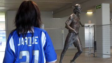 08/08/12 RCD ESPANYOL
 HOMENAJE A DANI JARQUE ANIVERSARIO MUERTE
 ESTADIO CORNELLA EL PRAT PUERTA 21
 ESTATUA MONUMENTO SEGUIDORES 