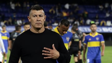 Boca Juniors' team coach Jorge Almiron leaves the field after losing 1-0 against Estudiantes during the Argentine Professional Football League Tournament 2023 match between Boca Juniors and Estudiantes at La Bombonera stadium in Buenos Aires, on April 15, 2023. (Photo by ALEJANDRO PAGNI / AFP)