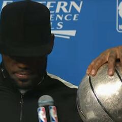 La emotiva rueda de prensa de LeBron: "Yo quería ser Mike"