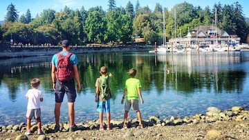 Manu Gin&oacute;bili, con sus tres hijos durante las vacaciones.