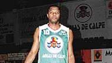 <b>REALEZA DE CORTO. </b>Lethunya, con la camiseta del Aguas de Calpe.