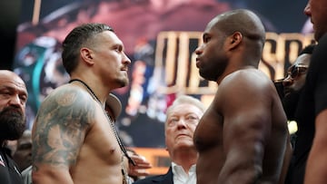 LONDON (United Kingdom), 18/07/2025.- Ukrainian boxer Oleksandr Usyk (L) with British boxer Daniel Dubois (R) face-off following their weigh-in at Wembely Box Park in London, Britain, 18 July 2025. Oleksandr Usyk and Daniel Dubois will fight for the heavyweight title July 19th, at Wembley Stadium in London. (Reino Unido, Londres) EFE/EPA/ANDY RAIN