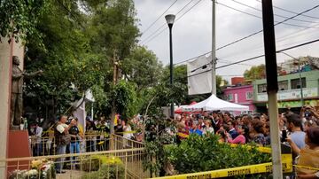 Seguidores de 'El Príncipe de la Canción' llegan a la estatua para rendirle homenaje.
